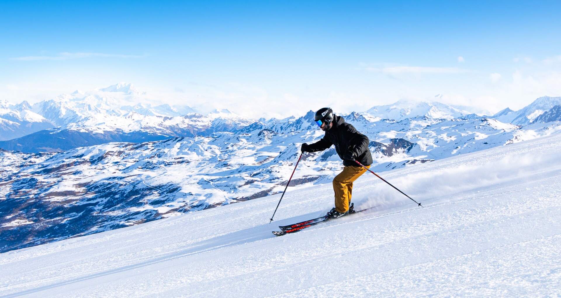 Male skier skiing in France during his short ski break with Sunweb